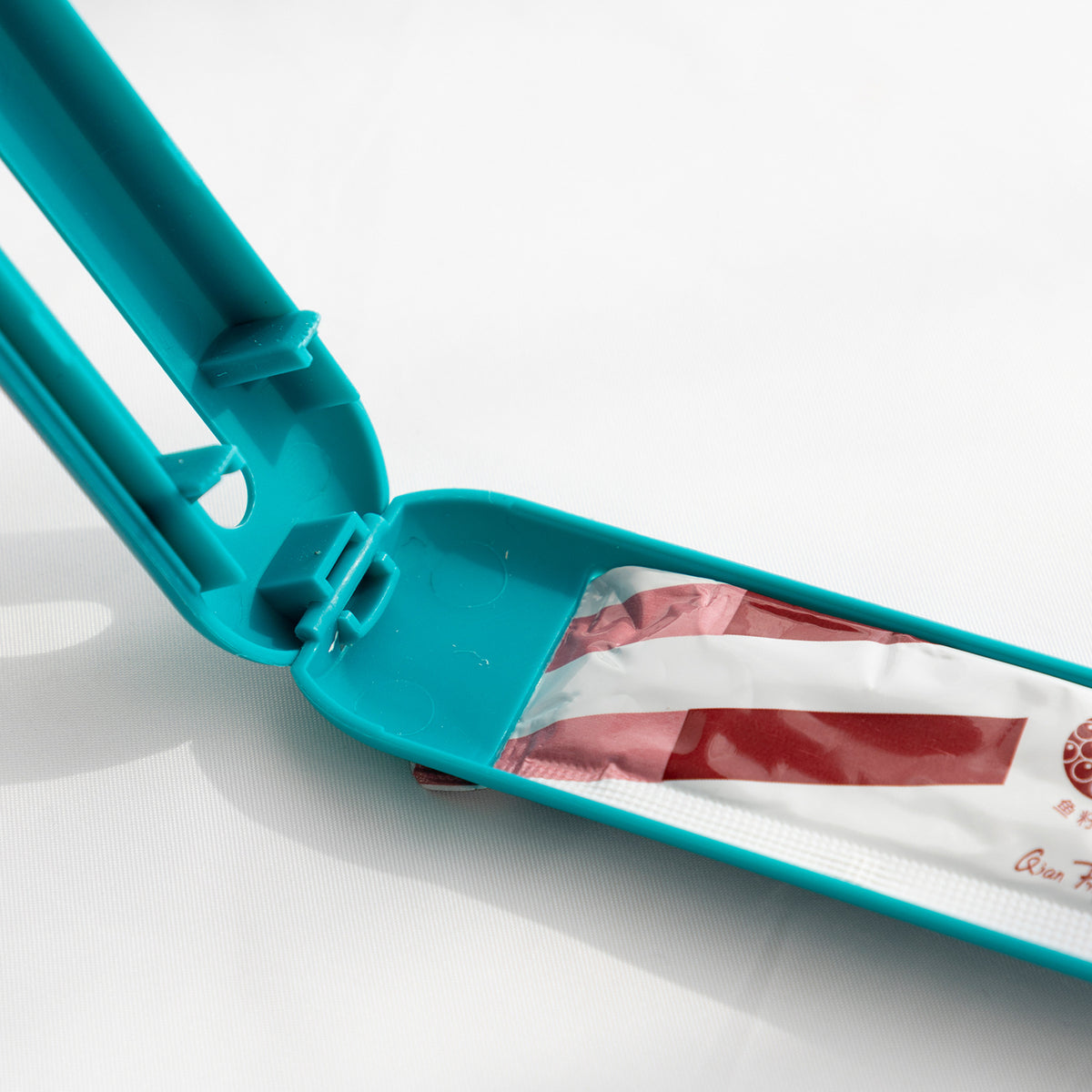 The Hot Cat Strip Spoon Feeder Squeezes Snack Pet Feeding Tools — product detail